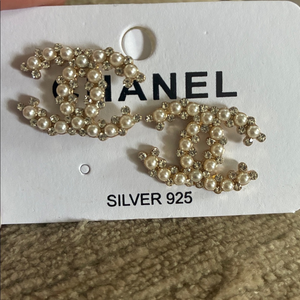 CHANEL Ivory Pearl CC Logo Earrings - Picture 4 of 5